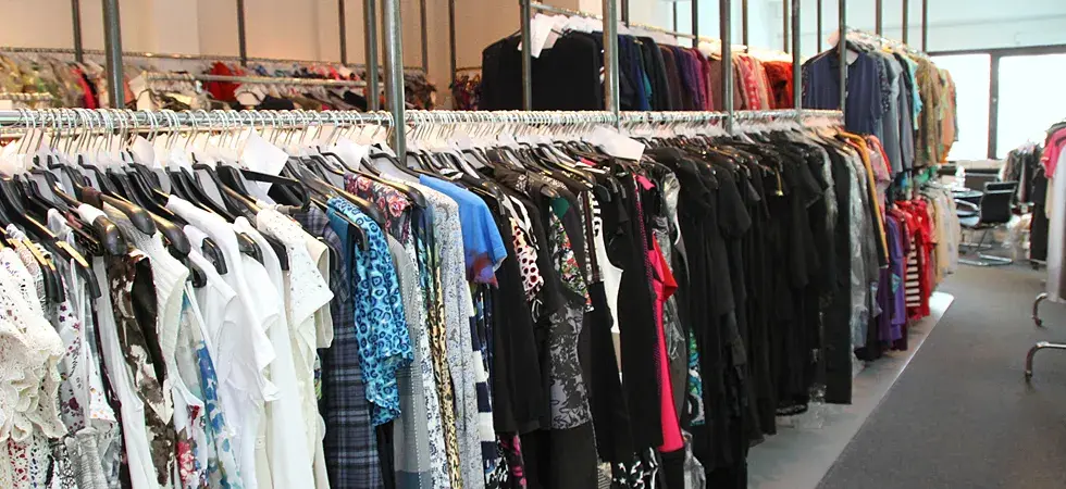 Musterraum von Christmann-Jacoby Textilien mit Damenmode und Accessoires