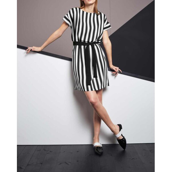Kleid m. Gürtel, schwarz-weiß