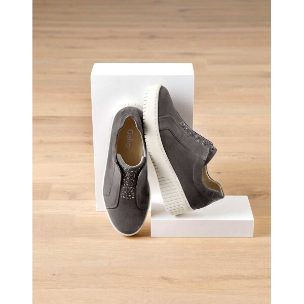 Marken-Ziegen-Veloursleder-Slipper m.Strass, grau