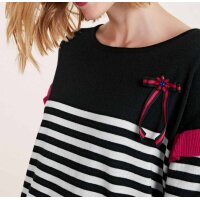 Knit sweater with brooch, black-white