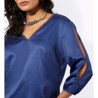 Schlupf-Bluse m.Schlitzen und Spitze, royalblau