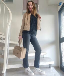 Marken-Slim-Boyfriend-Jeans, schwarz-used von S. Oliver, Spitzenshirt, schwarz von ALBA MODA, Designer-Ziegenvelourslederjacke, camel von Linea Tesini und Schnürer im Karo-Dessin, beige-taupe von Heine