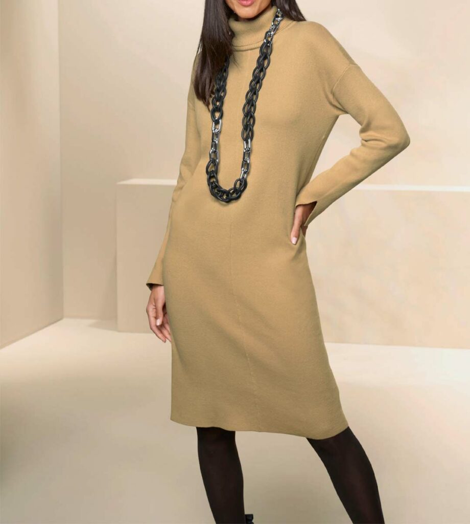 Eine Frau die ein Designer-Rollkragen-Strickkleid in camel von Rick Cardona trägt.